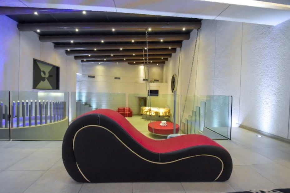 Las 5 atracciones kinky que debes experimentar en un Love Hotel