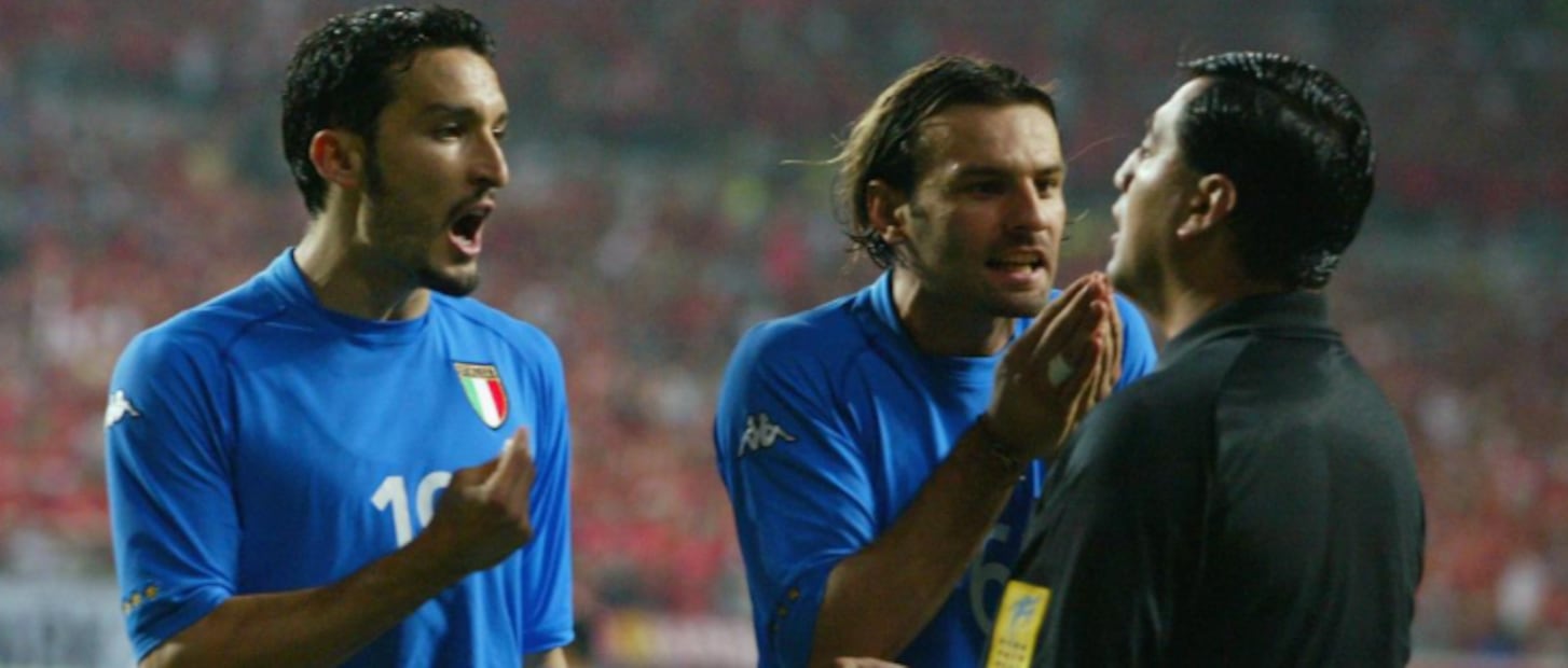 Los futbolistas italianos quejándose frente a Byron Moreno / Foto: Especiales