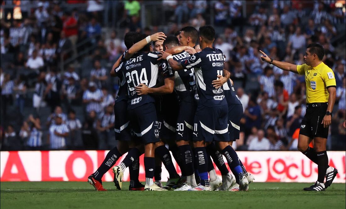 Jugadores del Monterrey festejan el primer gol ante los Gallos. FOTO: Imago7