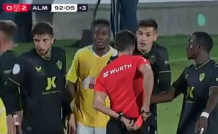 César Montes fue tundido por ser expulsado a minutos de entrar al partido: 'Es el peor fichaje en la historia del club'