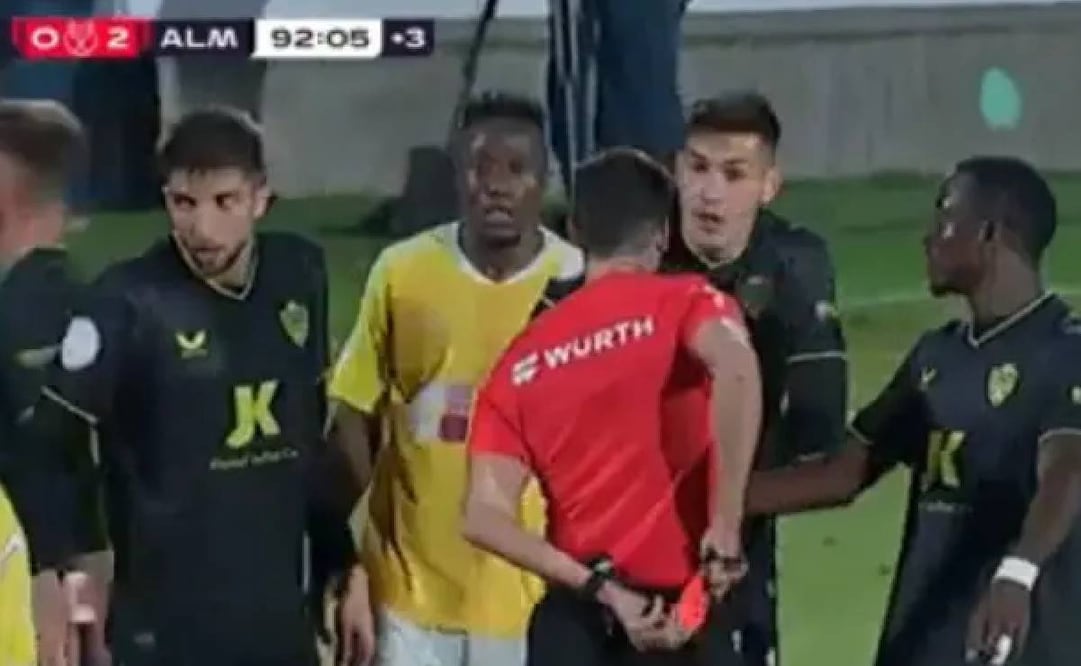 César Montes fue expulsado apenas a unos minutos de haber entrado al partido. Foto: Especial