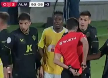 César Montes fue tundido por ser expulsado a minutos de entrar al partido: 'Es el peor fichaje en la historia del club'