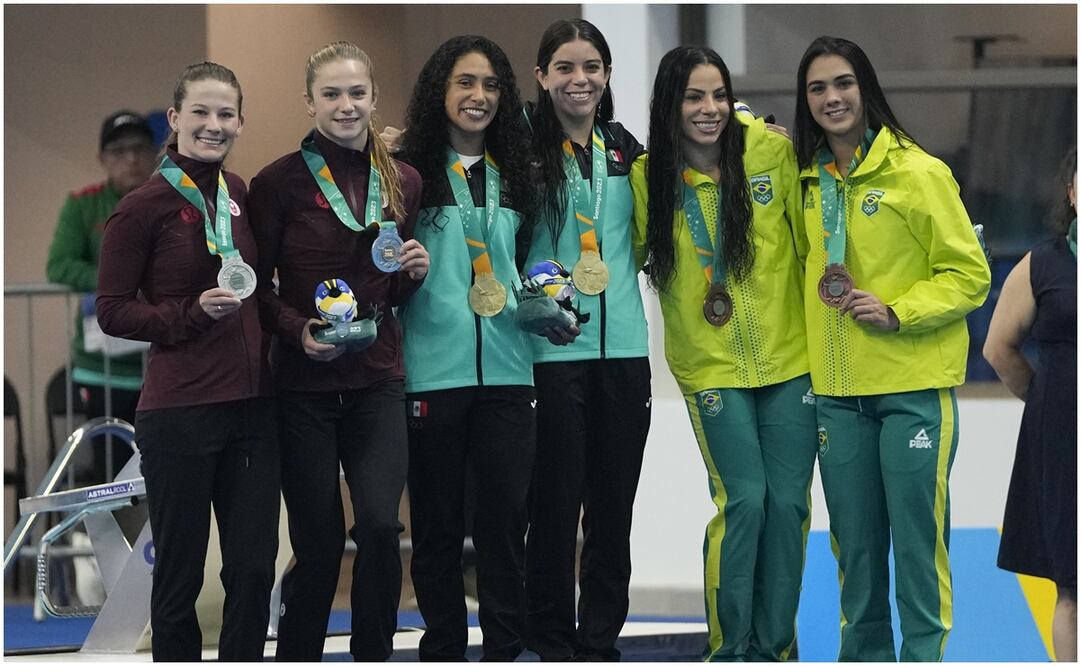 Gabriela Agúndez y Alejandra Orozco con su medalla de oro en sincronizados / FOTO: AP