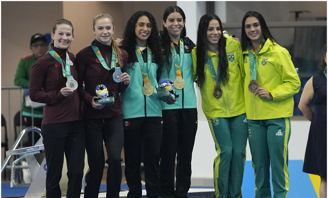 Gabriela Agúndez y Alejandra Orozco con su medalla de oro en sincronizados / FOTO: AP