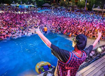 La polémica fiesta acuática masiva en Wuhan en videos y fotos