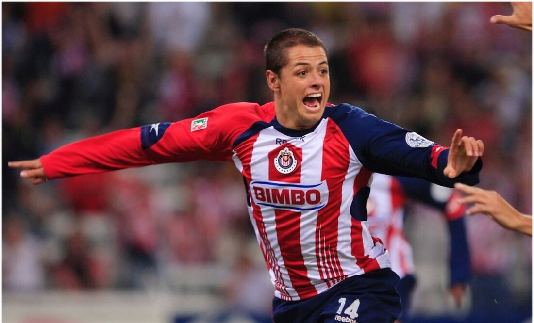 Javier Hernández festejando un gol con Chivas / FOTO: Especial