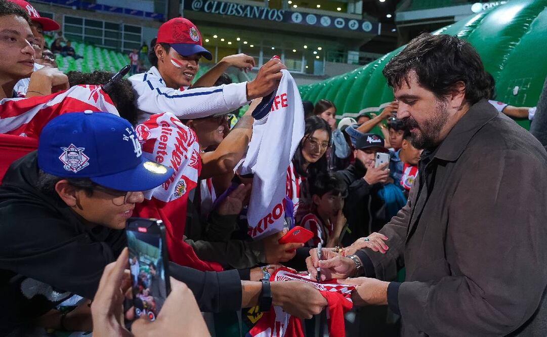 Amaury Vergara le firma playeras de Chivas a aficionados antes de un partido. Foto: Imago7