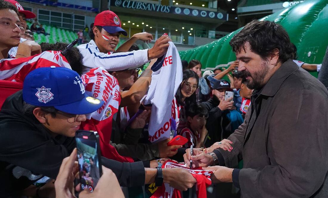 Amaury Vergara le firma playeras de Chivas a aficionados antes de un partido. Foto: Imago7