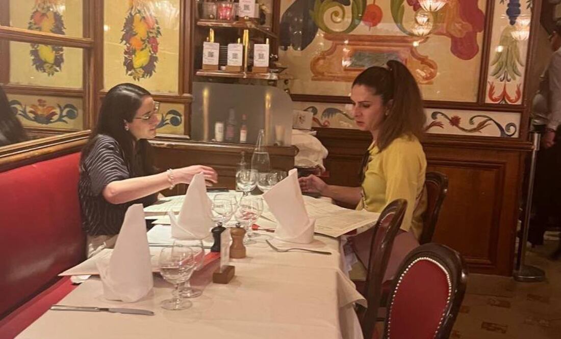 Ana Guevara fue captada comiendo en Au Pied du Cochon, prestigioso restaurante en París. @vampipe