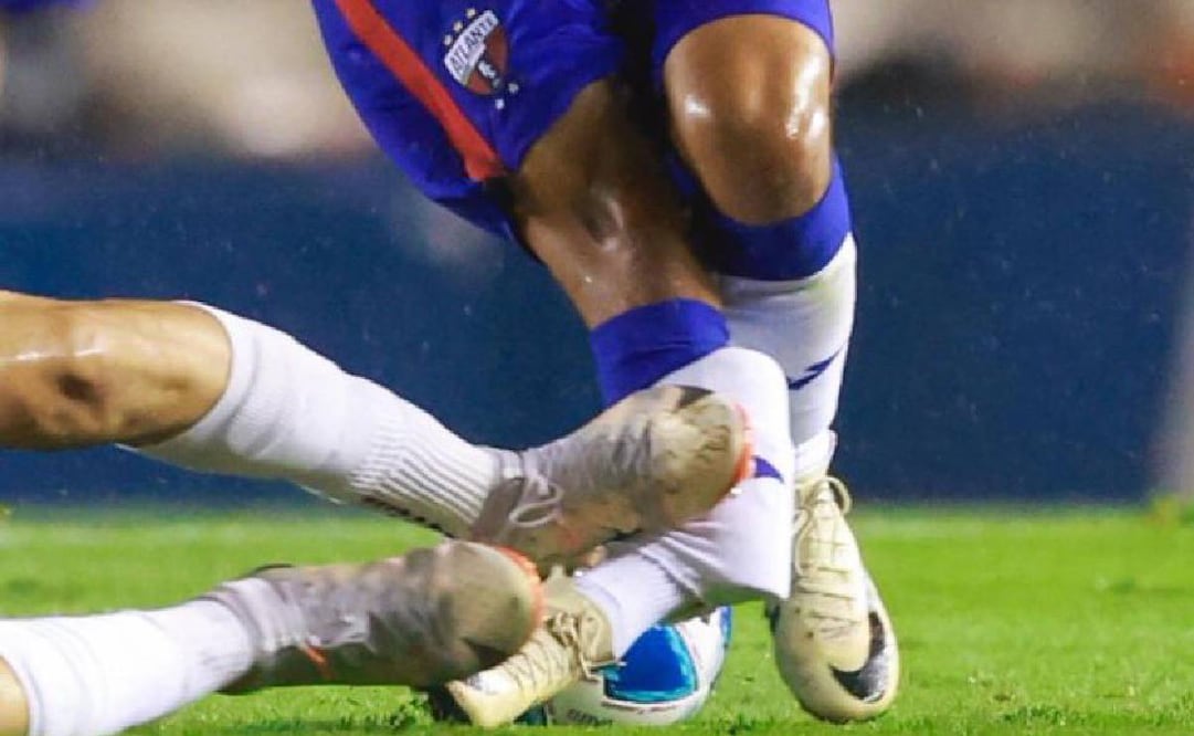 Luis Ruiz le cometió esta brutal falta al Hobbit Bermúdez en el Atlante vs Dorados. Foto: Especial