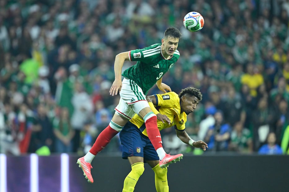Ciudad de México, 30 de junio de 2026. Cesar Montes , durante el partido de Dieciseisavos de Final de la Copa Mundial de la FIFA 2026, entre la Selección Nacional de México y la Selección de Ecuador, realizado en el estadio Ciudad de México. Foto: Imago7/ Etzel Espinosa