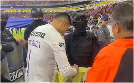 Ángel Malagón cumplió el sueño de una policía al regalarle su playera