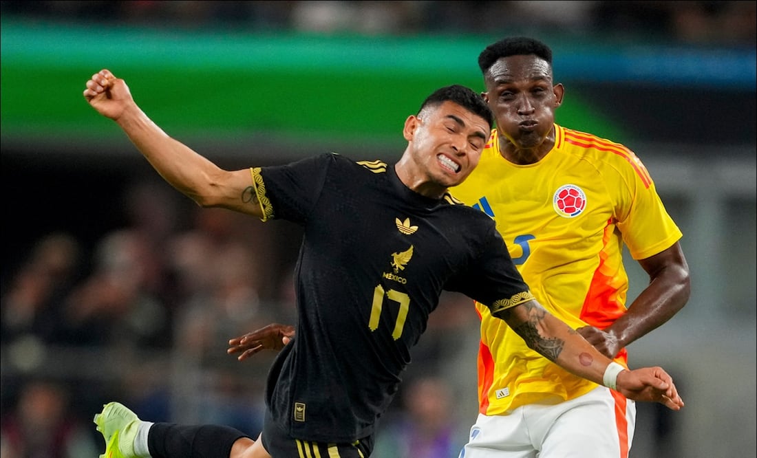 Orbelín Pineda lucha por el balón ante Jhon Lucumí, de Colombia, durante el duelo amistoso rumbo al Mundial 2026. FOTO: AP
