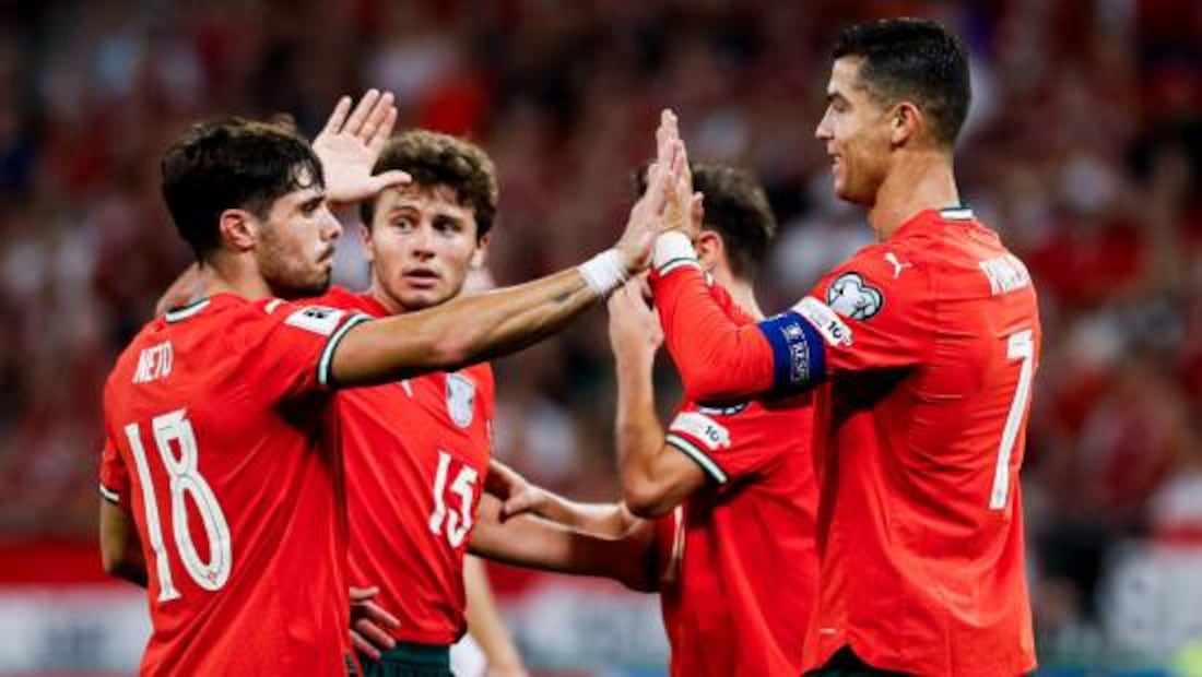 Los compañeros de Cristiano Ronaldo lo felicitan por alcanzar los 39 goles en eliminatorias. @Cristiano