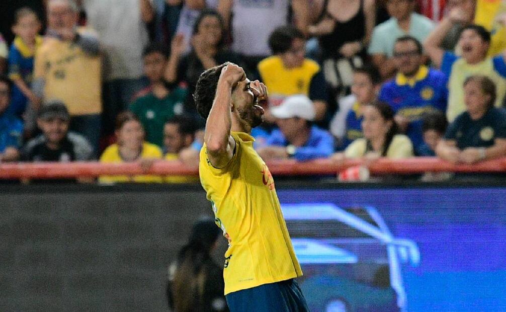 Henry Martín festeja luego del agónico gol del empate de América contra Necaxa. Foto: Imago7