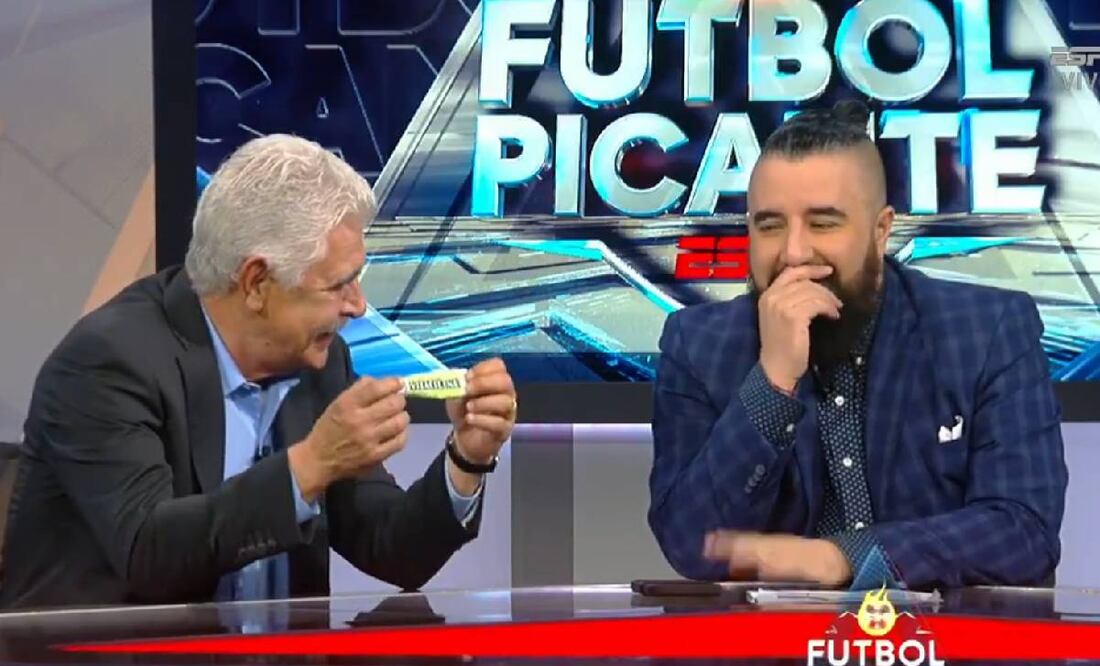 El Tuca Ferretti no dejó pasar la oportunidad de burlarse de Álvaro Morales con una pomada para el ardor.