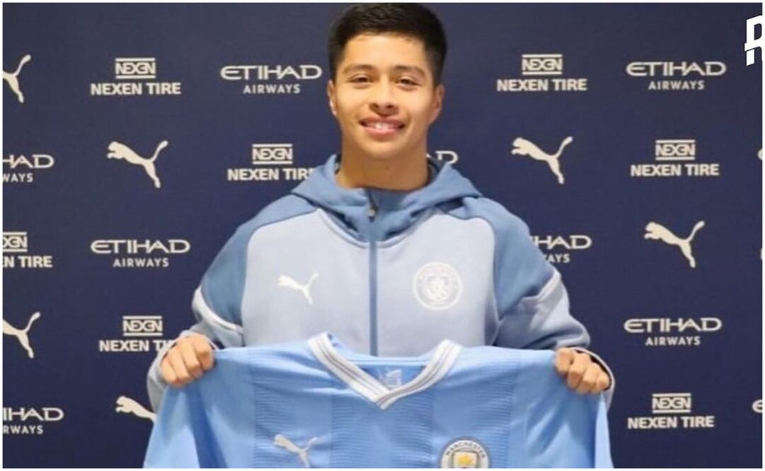 Alex Alcalá en su presentación con el Manchester City / FOTO: Instagram @alexrebel05