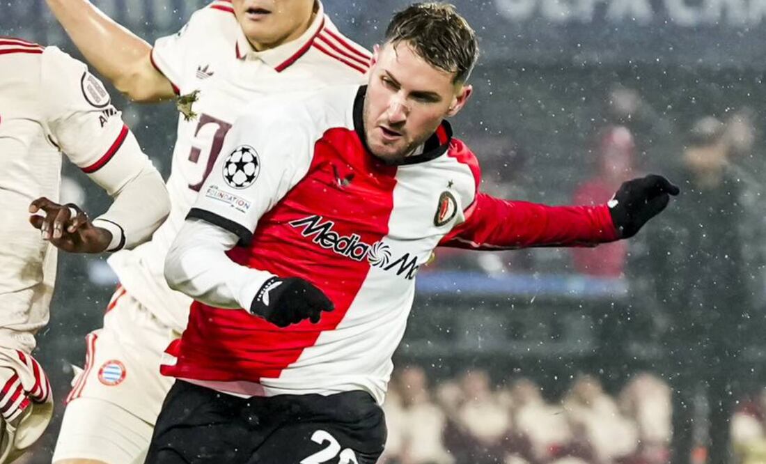 Santi Giménez pidió salir, sí se trataba únicamente del AC Milan. Foto: Feyenoord.