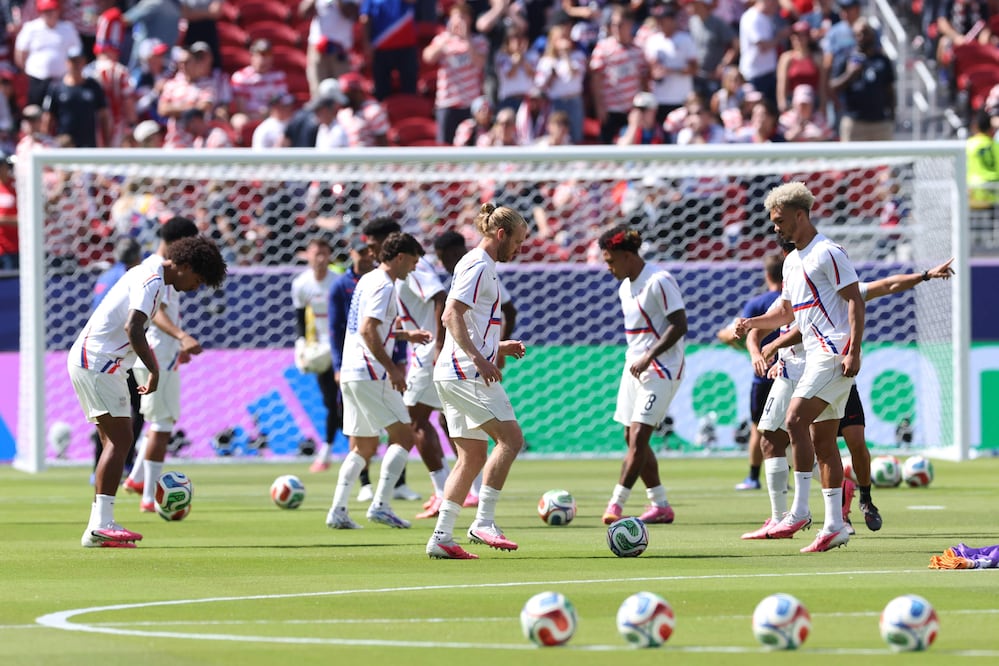Selección de Estados Unidos en calentamiento, durante los 16vos de Final del Mundial de 2026 - Foto: AFP