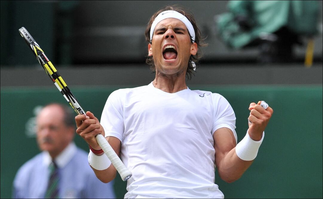 Rafael Nadal celebra tras obtener un triunfo en Wimbledon. FOTO: AFP