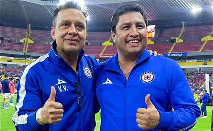Julión Álvarez dejó el micrófono para presumir su pasión por los colores del Cruz Azul