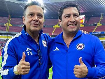 Julión Álvarez dejó el micrófono para presumir su pasión por los colores del Cruz Azul