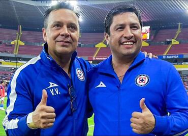 Julión Álvarez dejó el micrófono para presumir su pasión por los colores del Cruz Azul