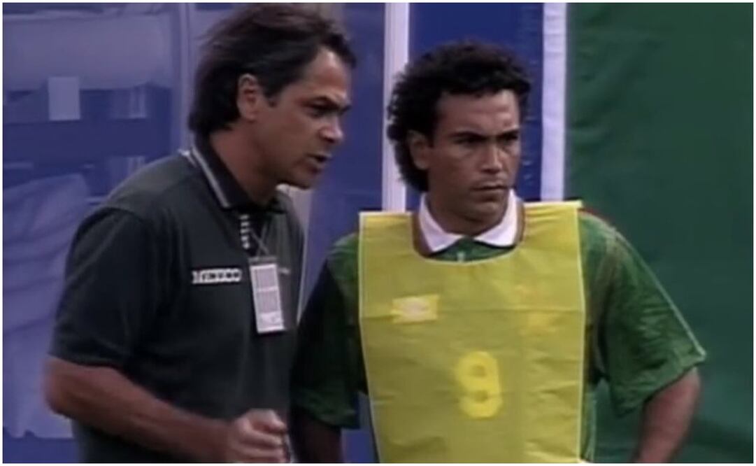 Miguel Mejía Barón y Hugo Sánchez ante Bulgaria en 1994 / FOTO: Captura