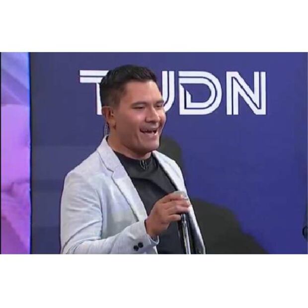 Hace unos días, el Cantante Guerrero anunció su retiro del arbitraje y ya está trabajando en Televisa como analista. Foto: Especial