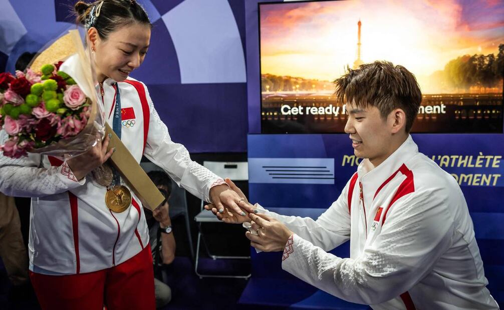 La atleta china se convirtió en campeona olímpica y  se comprometió. Foto: AFP.