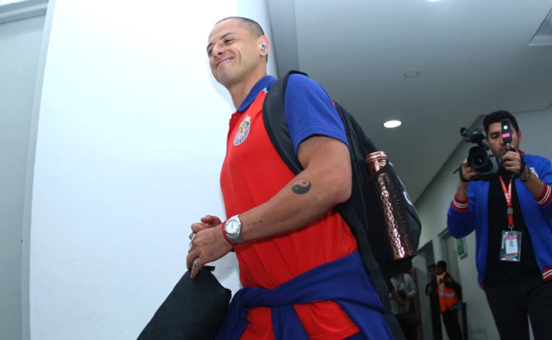 Chicharito Hernández no llegará junto a sus compañeros debido a que dará una charla en el Akron. Foto: Imago7