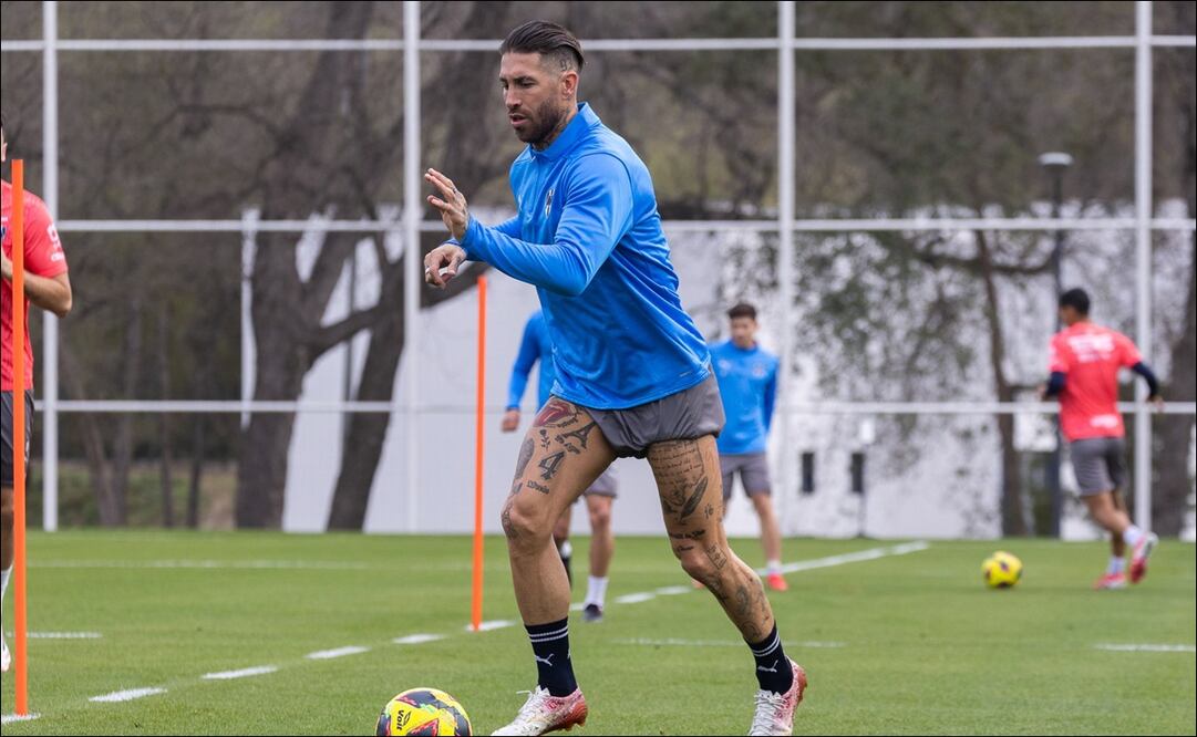 Sergio Ramos se alista para su debut con Rayados durante uno de los entrenamientos del equipo de la Sultana del Norte. FOTO: @Rayados