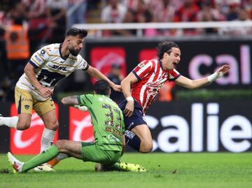 Chivas aburrió en casa ante Pumas y se aleja la Liguilla directa