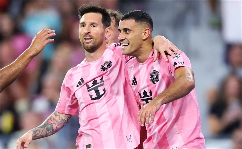 El seleccionado mexicano, Germán Berterame, celebra junto a Lionel Messi su anotación con el Inter de Miami. FOTO: AFP