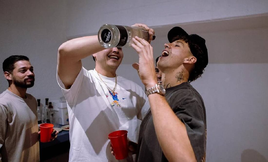 Igor Lichnovsky festejó con tequila el el triunfo del América sobre Chivas. Foto: Especial