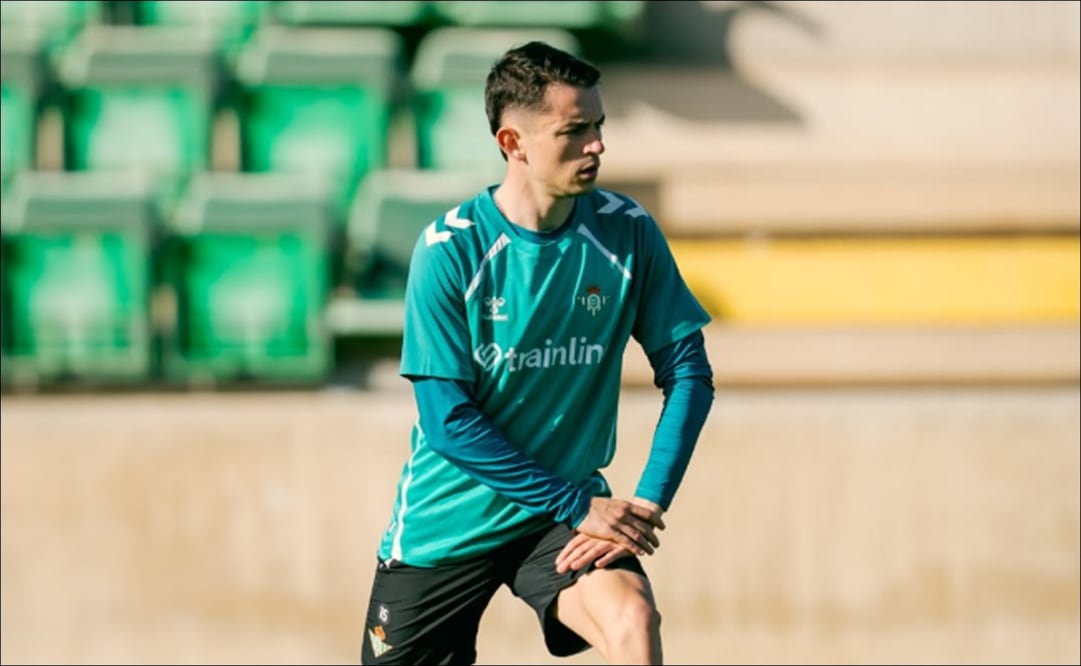 Álvaro Fidalgo realiza estiramientos durante un entrenamiento con el Betis. FOTO: @realbetisbalompie