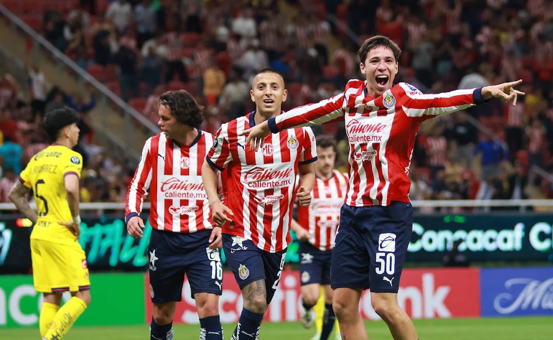Mateo Chávez festeja luego de que provocó el autogol con el que Chivas derrotó al América. Foto: Imago7