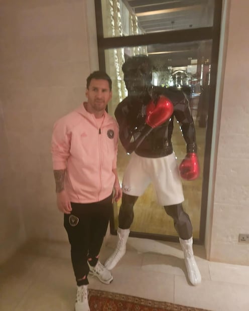 Lionel Messi rinde homenaje a su héroe: Muhammad Ali. Fuente: Instagram @turkialalshik