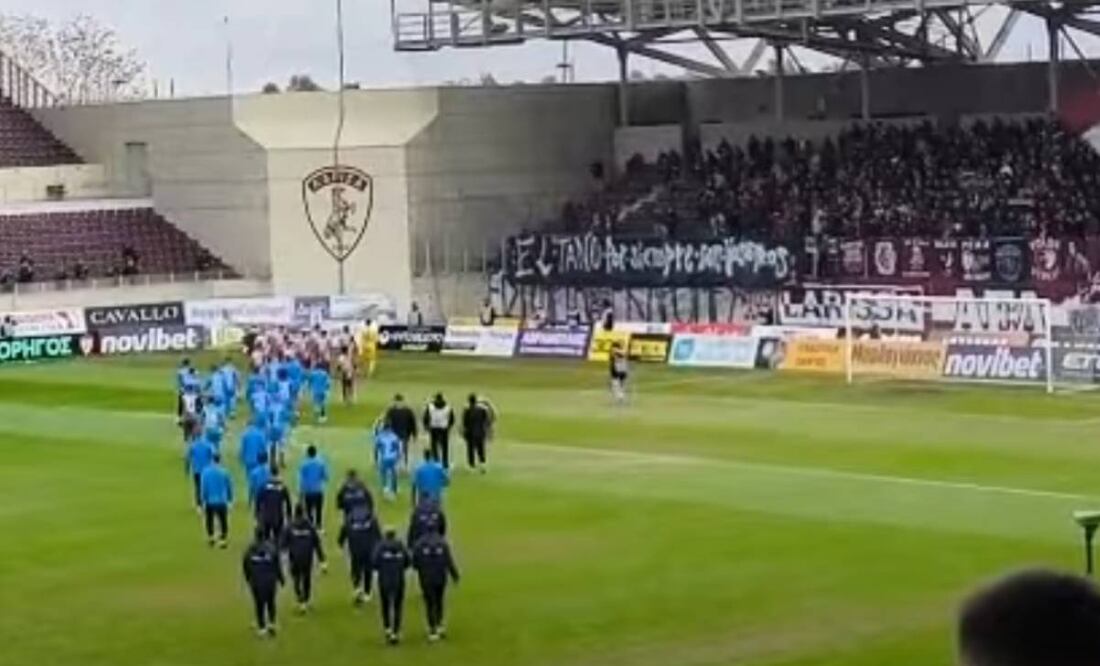 Afición del AE Larisa recuerda al Tano con cariño. Foto: Especial.