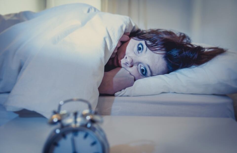 ¿Por qué dormir demasiado te cansa? 5 tips para evitar dormir de más
