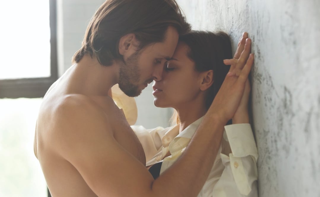 Latinos prefieren los besos en la boca y que sean apasionados