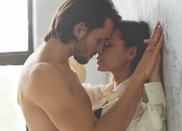 Latinos prefieren los besos en la boca y que sean apasionados