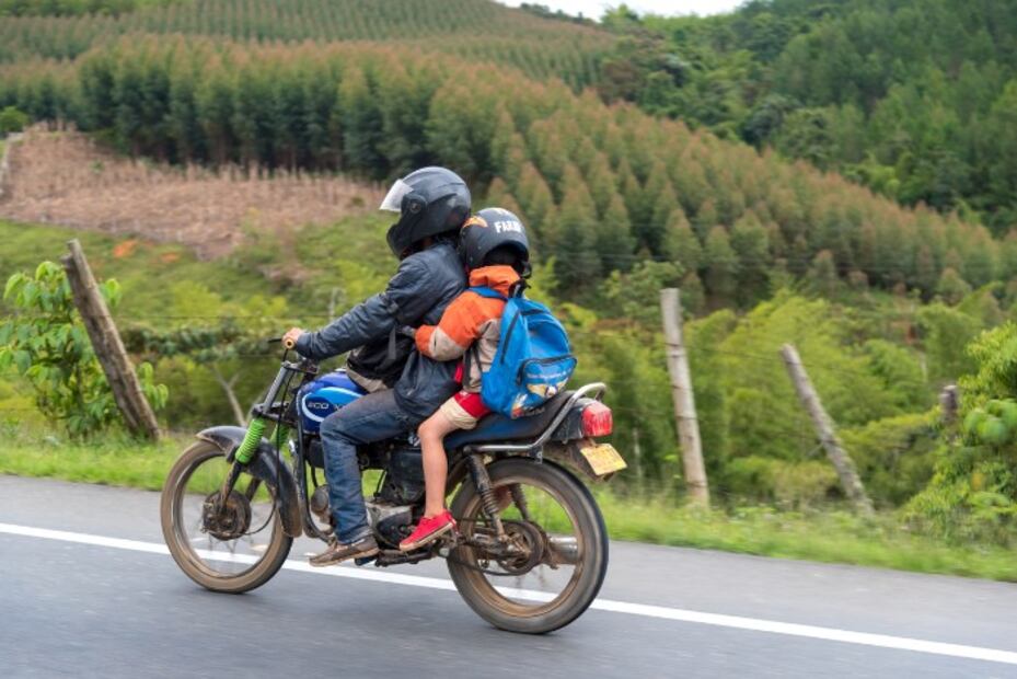 CDMX: La multa por llevar incorrectamente a niños en autos, motos y bicicletas