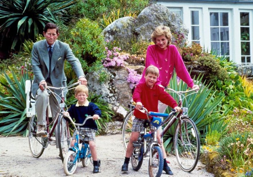 Develan estatua de la princesa Diana por su cumpleaños 60 