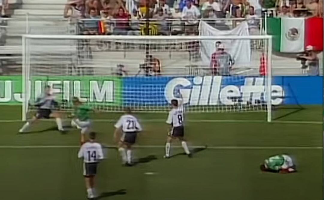 Matador Hernández tuvo el segundo gol ante Alemania en Octavos de Francia 98, pero falló su remate con la portería sala. Foto: Especial