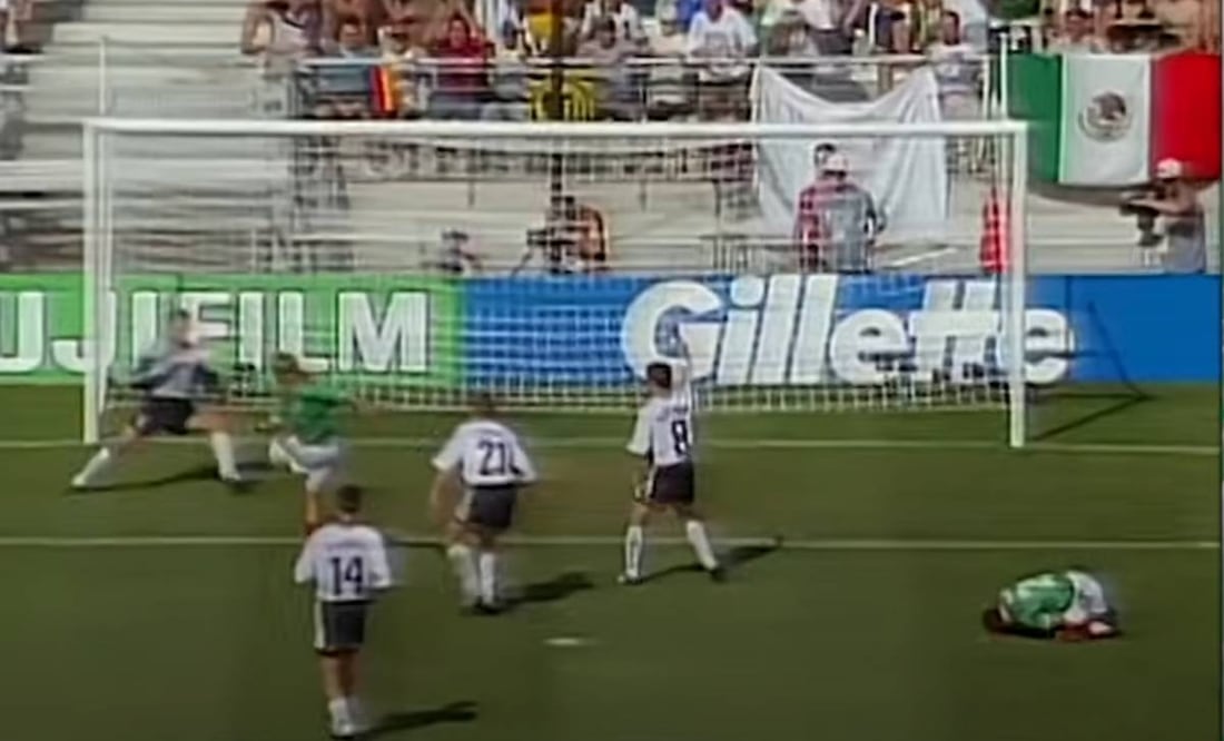 Matador Hernández tuvo el segundo gol ante Alemania en Octavos de Francia 98, pero falló su remate con la portería sala. Foto: Especial