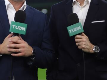 Aficionados tunden a TUDN por hacer 'bullying' a una niña en plena transmisión del Pumas vs Chivas