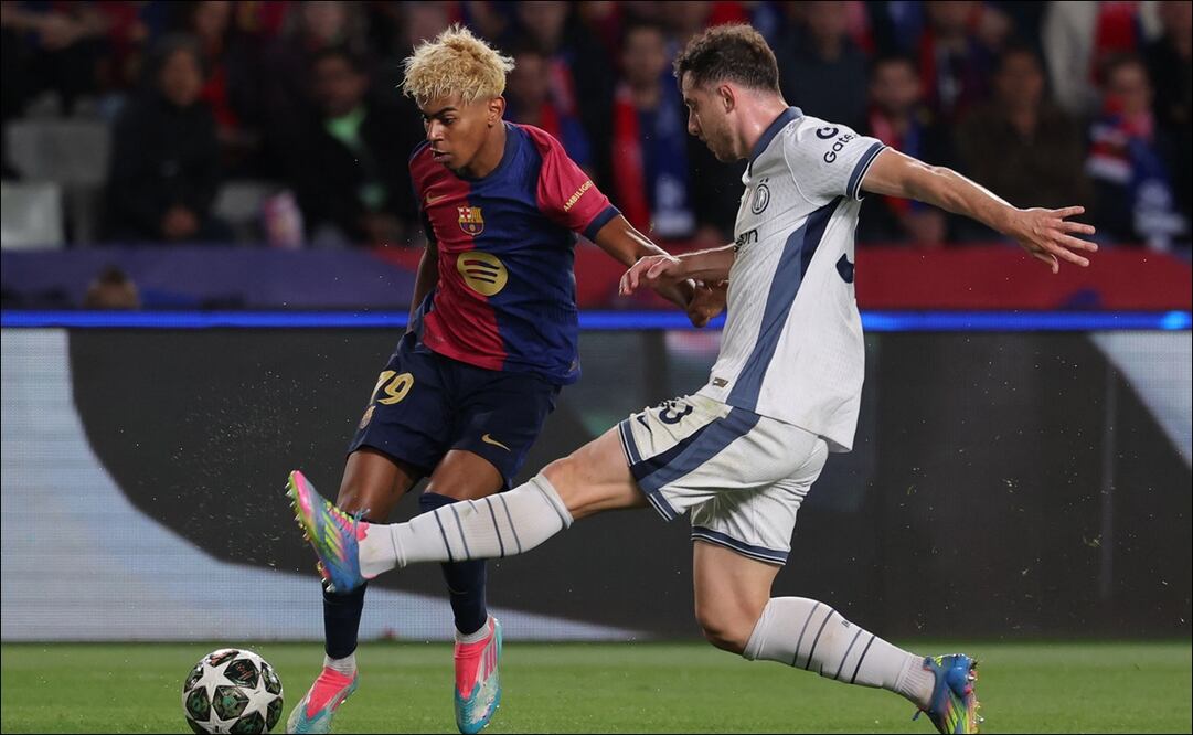 Lamine Yamal intenta sacar un disparo ante la marca de Carlos Augusto durante la Semifinal de Ida entre el Barcelona e Inter de Milán. FOTO: AFP