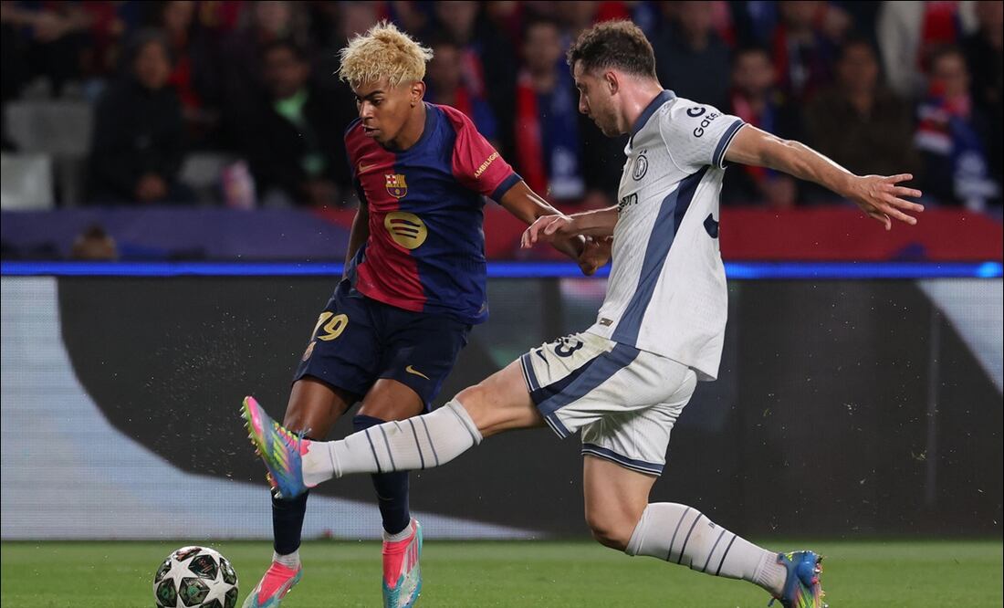 Lamine Yamal intenta sacar un disparo ante la marca de Carlos Augusto durante la Semifinal de Ida entre el Barcelona e Inter de Milán. FOTO: AFP