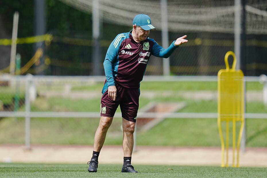 Javier Aguirre da indicaciones durante una de las prácticas de la Selección Nacional. FOTO: Imago7
